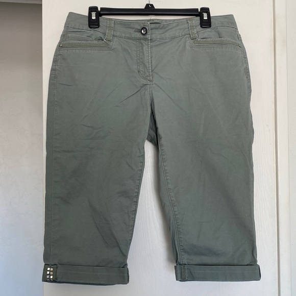 White House Black Market capris, Size 8 - Picture 1 of 3